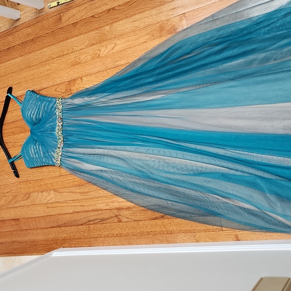 Cache Sheer Overlay Beaded Accent Prom Dress - Picture 11 of 16